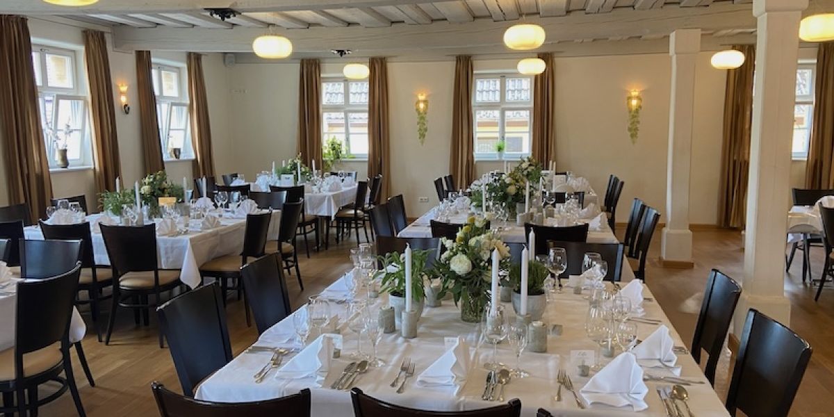 großer Saal gruener Baum