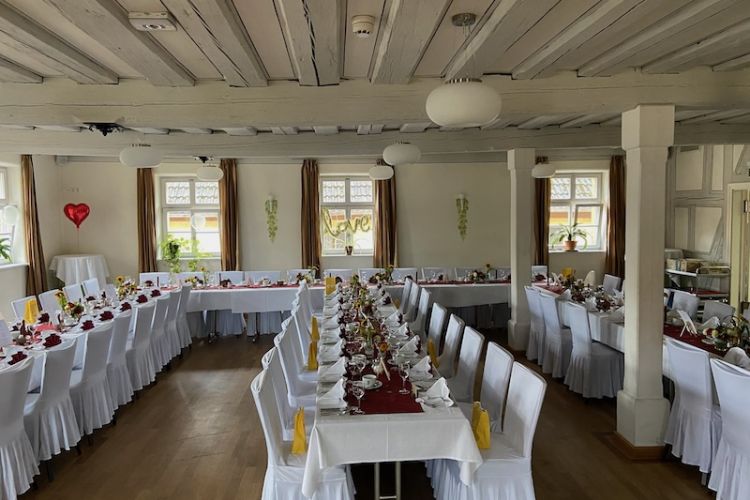 Dekorierter Hochzeitstisch im grünen Baum