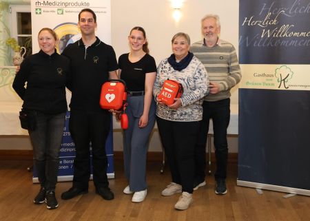 Ein ganz großer Dank geht auch an Familie Schmitt die sich mit uns zusammen getan hat, und wir dafür gesorgt haben das nun nochmal 2 Defibrillatoren mehr in Dormitz für alle verfügbar sind. 🤍

Standorte:

Hauptstraße 13

Breslauer Straße 7
