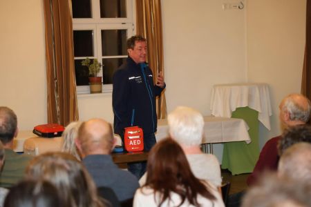 Am 20.02.2026 fand bei uns ein Infoabend statt zu dem Thema AED / Defibrillator. 

Ganz großartig mit Charme und Humor wurde das ganze vom Herrn Hier bei uns Im Gasthaus vorgetragen. 🤍