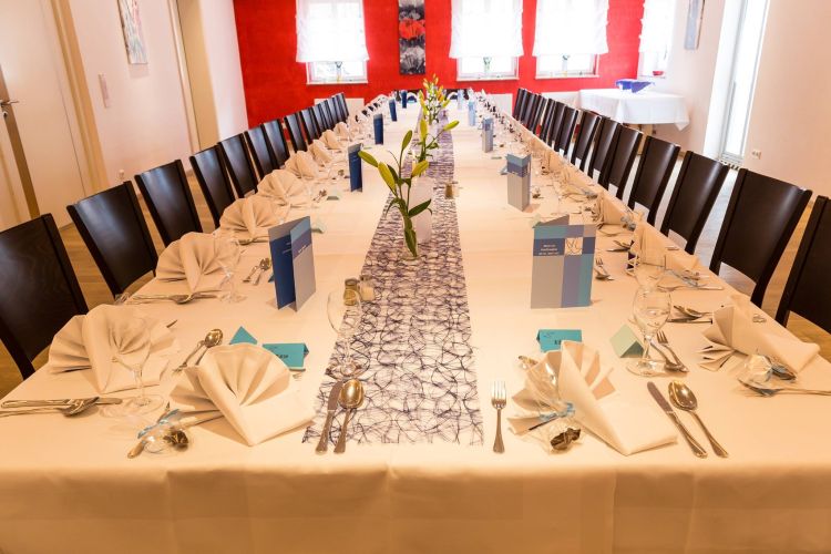 Dekorierter Tisch für eine Feier im grünen Baum